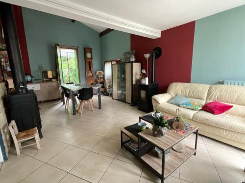 un salon avec un canapé et une table dans l'établissement Maison de vacances Pradines, à Pradines