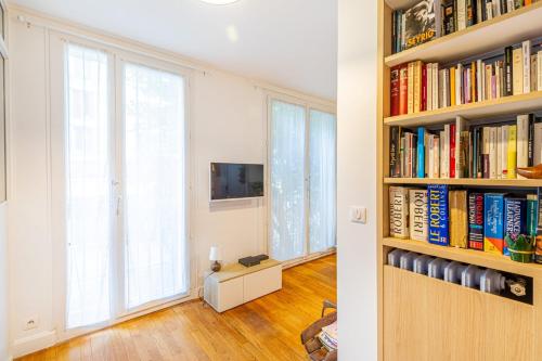 une chambre avec une étagère remplie de livres dans l'établissement GuestReady - 2 Bedroom Family Apt for 4 people, à Paris
