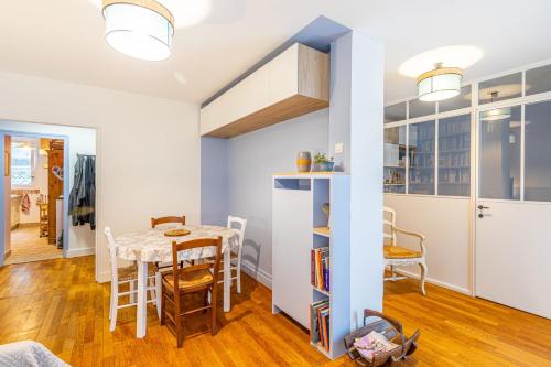 une cuisine et une salle à manger avec une table et des chaises dans l'établissement GuestReady - 2 Bedroom Family Apt for 4 people, à Paris