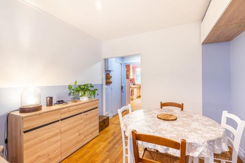 une cuisine et une salle à manger avec une table et des chaises dans l'établissement GuestReady - 2 Bedroom Family Apt for 4 people, à Paris