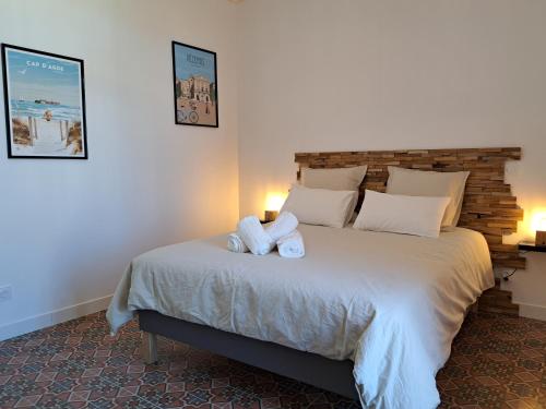 une chambre avec un lit avec deux serviettes dessus dans l'établissement Les Gîtes de Monte Blanco Le Ramonetage, à Montblanc