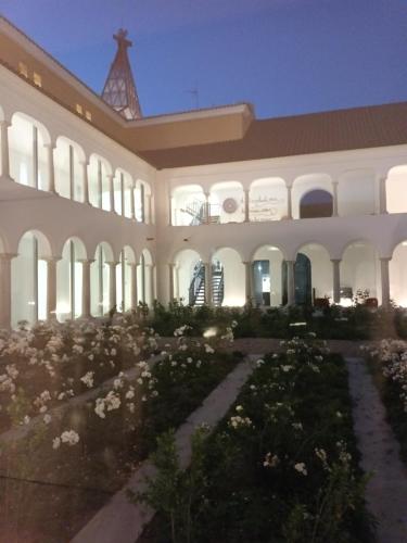un grande edificio bianco con fiori in un cortile di Casa Ocre Alojamento Local ad Abrantes