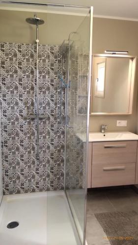 une salle de bain avec une douche en verre et un lavabo dans l'établissement La petite Borie, à Payrignac