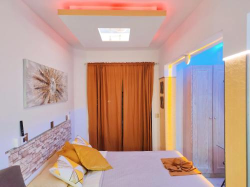 une chambre avec un lit et une pièce avec une fenêtre dans l'établissement Lovely apartment top views, heated pool, great location, à San Miguel de Abona