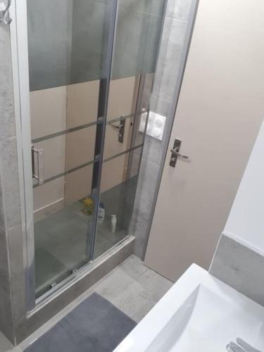 une salle de bain avec une douche en verre et un lavabo dans l'établissement le Nid Enchanté, à Cavalaire-sur-Mer
