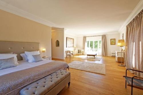 une chambre avec un grand lit et un salon dans l'établissement Engardin, un havre de paix en Provence Verte, à La Celle