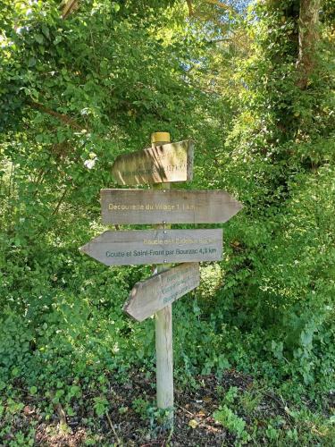 un panneau directionnel au milieu d'un parc dans l'établissement Maison à la campagne, à Lanquais