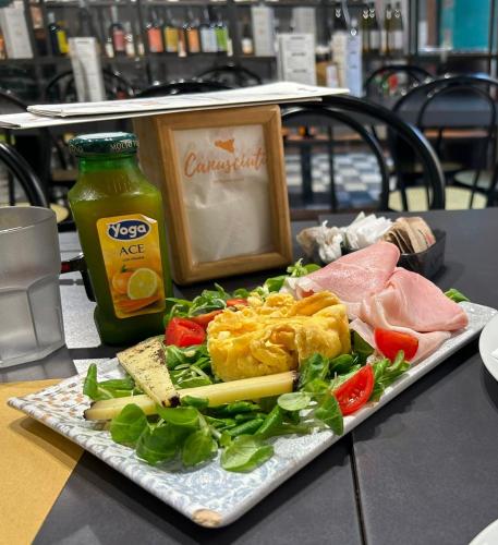 een bord met eten met vlees en groenten op een tafel bij L'AFFACCIO in Catania
