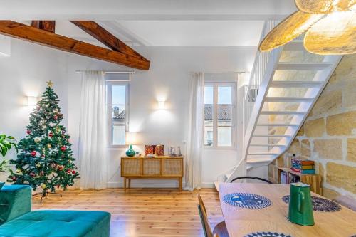 un salon avec un arbre de Noël et un escalier dans l'établissement GuestReady - Cosy and large duplex in Chartrons, à Bordeaux