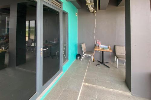 une pièce avec une table et des chaises dans une pièce dans l'établissement Apartment Riverdale by Dani room, à Tanahbaru