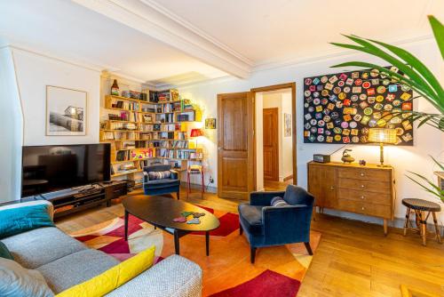 un salon avec un canapé et une table dans l'établissement GuestReady - Excellent séjour dans le 11ème arr., à Paris