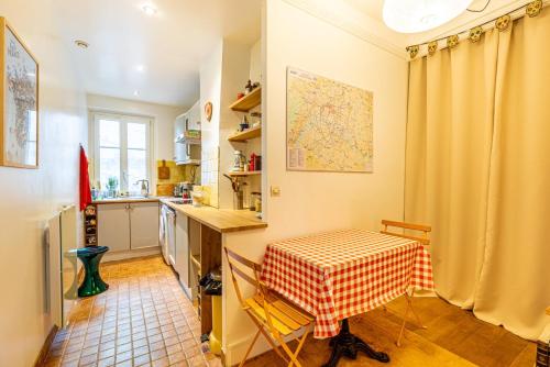 une cuisine avec une table et un chiffon de table dans l'établissement GuestReady - Excellent séjour dans le 11ème arr., à Paris