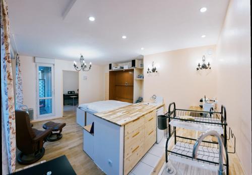 - une cuisine avec un îlot au milieu d'une pièce dans l'établissement GuestReady - Cosy Stay for 3 in Meudon, à Meudon