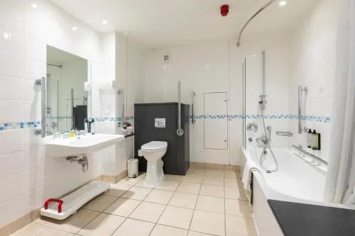 Holiday Inn Cardiff City Centre by IHG photo 11