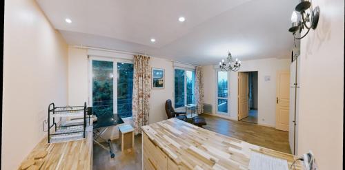 un salon avec un bureau et une chambre avec des fenêtres dans l'établissement GuestReady - Cosy Stay for 3 in Meudon, à Meudon