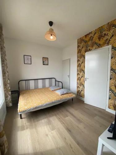 - une chambre avec un lit et une porte blanche dans l'établissement Appartement cosy centre-ville Vichy, 23 m², proche thermes, à Vichy