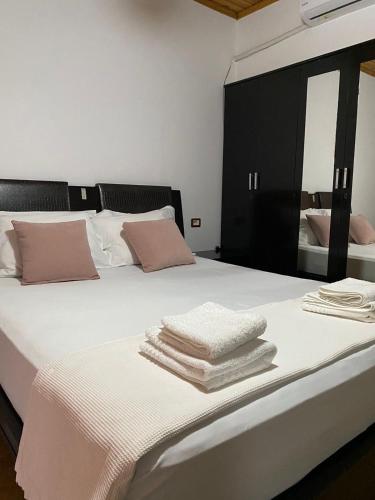 Postel nebo postele na pokoji v ubytování Bertis guest house