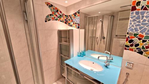 un baño con lavabo y espejo en Chesa Bellaval, Haus Leivra 6½-Zimmerwohnung, en Silvaplana