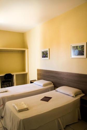 モンテス・クラロスにあるHotel Meloの部屋にベッドが2つあるホテルの部屋