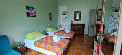 een kamer met twee bedden in een kamer bij Green Tricolore in Milaan