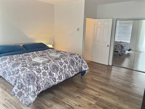 Ένα ή περισσότερα κρεβάτια σε δωμάτιο στο Amazing condo in the Old Port