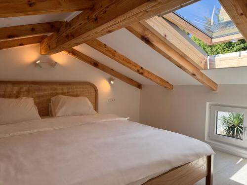 a bedroom with a bed and a window at Calma bungalows in Portorož