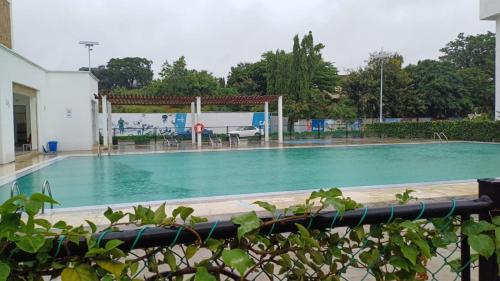 Piscine de l'établissement Modern 3-Bedroom Apartment with Gym, Pool and Basketball Court in Buxton Point, Mombasa ou située à proximité