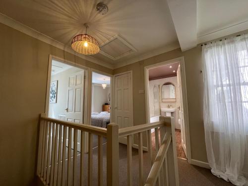 Zimmer mit einer Treppe, die zu einem Schlafzimmer führt in der Unterkunft Cute Georgian Cottage, central, newly renovated in Bath