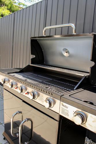 a barbecue grill sitting on top of a table at Tóvidéki Kisház Nyírjes in Nyírjespuszta