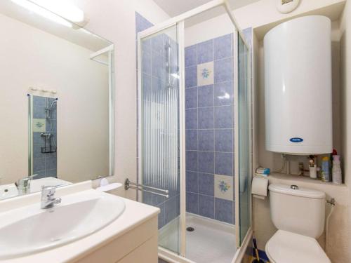 a bathroom with a toilet and a sink and a shower at Appartement cosy Cauterets, balcon sud, proche centre & télécabine, 4 pers, parking inclus - FR-1-401-15 in Cauterets