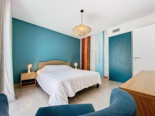 - une chambre avec un lit blanc et un mur bleu dans l'établissement Appartement Standing avec Terrasse, Piscine et Accès Plage, 2 Chambres, Climatisé, Parking, PMR - FR-1-770-28, à Saint-Cyr-sur-Mer