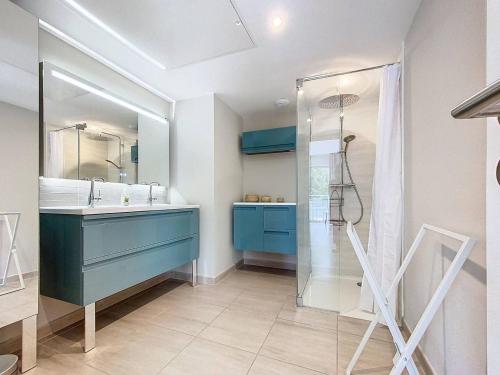 une salle de bain avec un lavabo bleu et une douche dans l'établissement Appartement Standing avec Terrasse, Piscine et Accès Plage, 2 Chambres, Climatisé, Parking, PMR - FR-1-770-28, à Saint-Cyr-sur-Mer