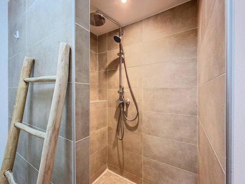 une salle de bain avec une douche avec une porte vitrée dans l'établissement Appartement à 150m plage des Lecques, climatisé, piscine, terrasse, 2 chambres, parking - 4 étoiles - FR-1-770-29, à Saint-Cyr-sur-Mer