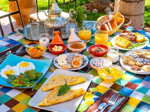 een tafel met borden ontbijt erop bij Dar Biona in Marrakesh
