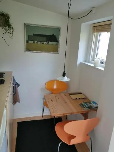 Minihus til havn, strand, vand og by i Gilleleje