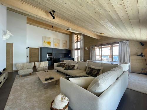 un salon avec un canapé et une table dans l'établissement Homency - Résidence Phoenix B46, à L'Alpe-d'Huez