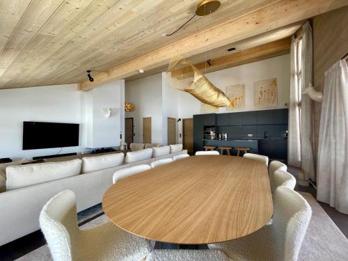 un salon avec une table en bois et un canapé dans l'établissement Homency - Résidence Phoenix B46, à L'Alpe-d'Huez