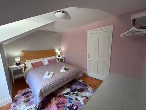 Postel nebo postele na pokoji v ubytování Kenmare Deer Park Lodge