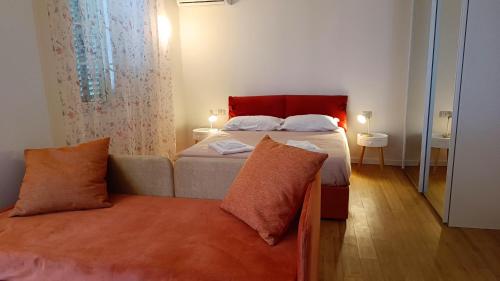 ein kleines Schlafzimmer mit einem Bett und einer Couch in der Unterkunft La Movida in Lecco