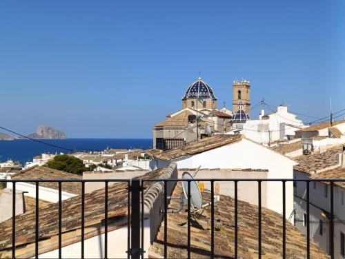 une vue depuis le balcon d'une maison dans l'établissement Casabella Le patio, à Altea