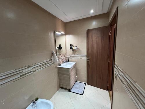 马拉喀什Superbe appartement en résidence avec piscines的浴室里有洗手池和镜子