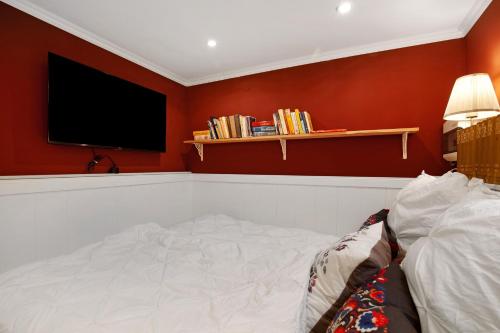 a bedroom with a bed and a flat screen tv at Romantische Ferienwohnung Idstein in Idstein