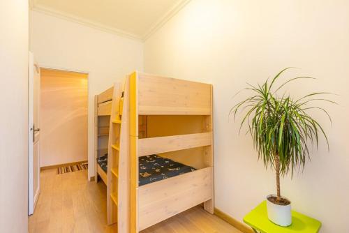 Cette chambre dispose de lits superposés et d'une plante en pot. dans l'établissement GuestReady - Modern apartment in a prime location, à Paris