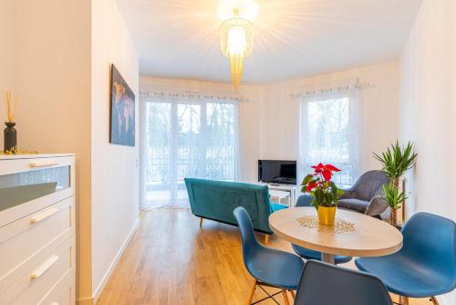 un salon avec une table et des chaises dans l'établissement GuestReady - Wonderful getaway at Champeval, à Créteil