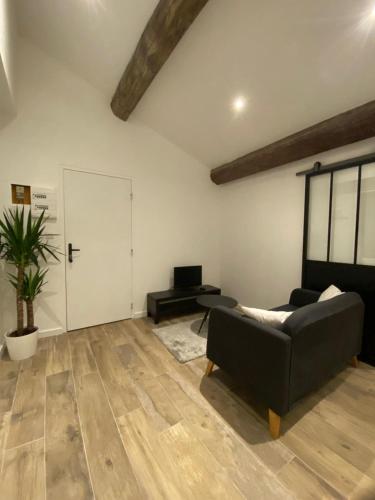 un salon avec un canapé et une porte dans l'établissement Cozy apartment close to the sea, à Toulon