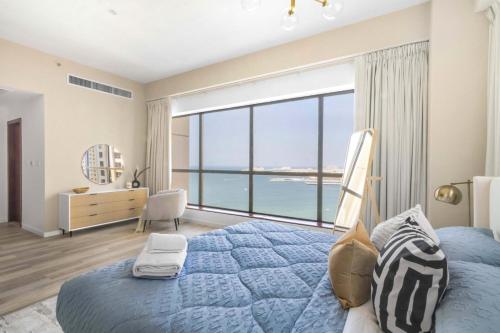 Ένα ή περισσότερα κρεβάτια σε δωμάτιο στο GuestReady - Sea la Vie - Lux in JBR