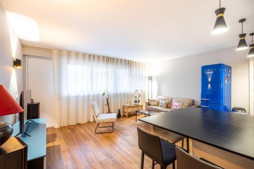 un salon avec une table et un canapé dans l'établissement GuestReady - Appartement proche de Montparnasse, à Paris
