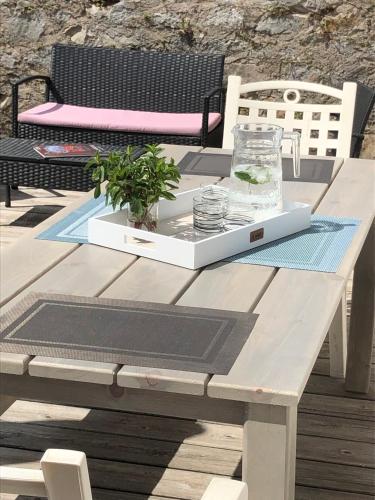 une table en bois avec une plante au-dessus dans l'établissement Le Petit Eterlou, à Gérardmer