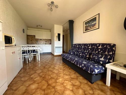 un salon avec un canapé et une cuisine dans l'établissement Appartement à l'Argentière proche des plages, à La Londe-les-Maures
