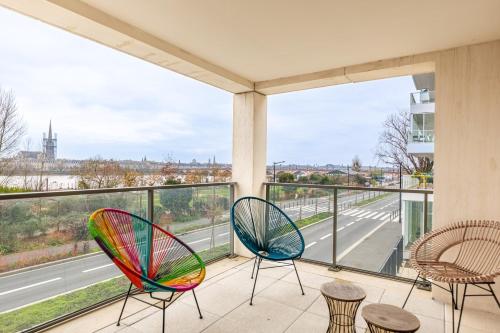 d'un balcon avec des chaises et une vue sur la rue. dans l'établissement GuestReady - Peaceful escape in La Bastide, à Bordeaux